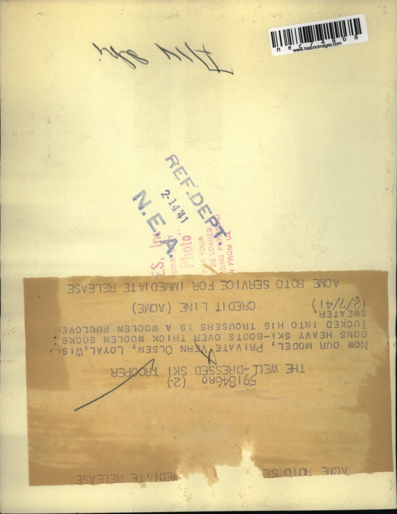 1941 Press Photo Pvt Vern Olsen in ski boots with woolen socks - nec74868