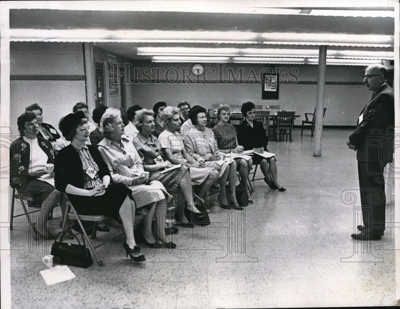 Load image into Gallery viewer, 1963 Press Photo Coffee klatsh in Parma, Ohio school supt Paul Briggs speaks
