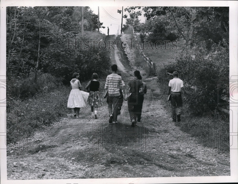 Load image into Gallery viewer, 1960 Press Photo Children hike to school on Hills Blvsd in Cleveland, Ohio

