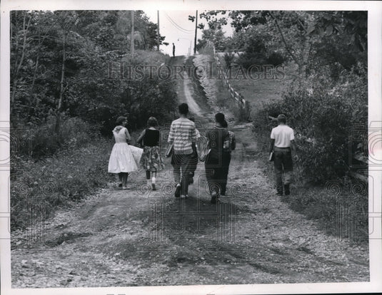 1960 Press Photo Children hike to school on Hills Blvsd in Cleveland, Ohio