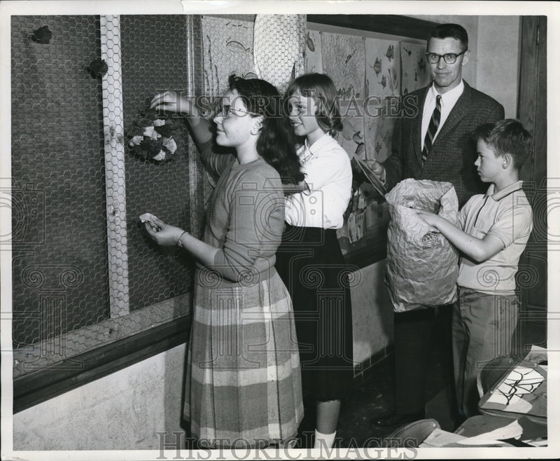 Load image into Gallery viewer, 1961 Press Photo Ridge Road Elemenatry, D. Steffens, K. Woideck, A. Michaud
