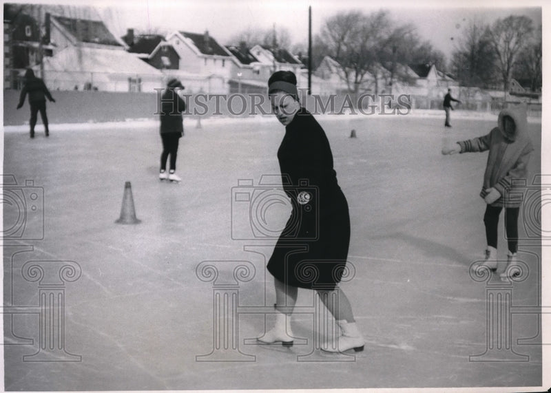 Load image into Gallery viewer, 1967 Press Photo Janice Baumgardner Instructs E. Cleveland Figure Skating Club
