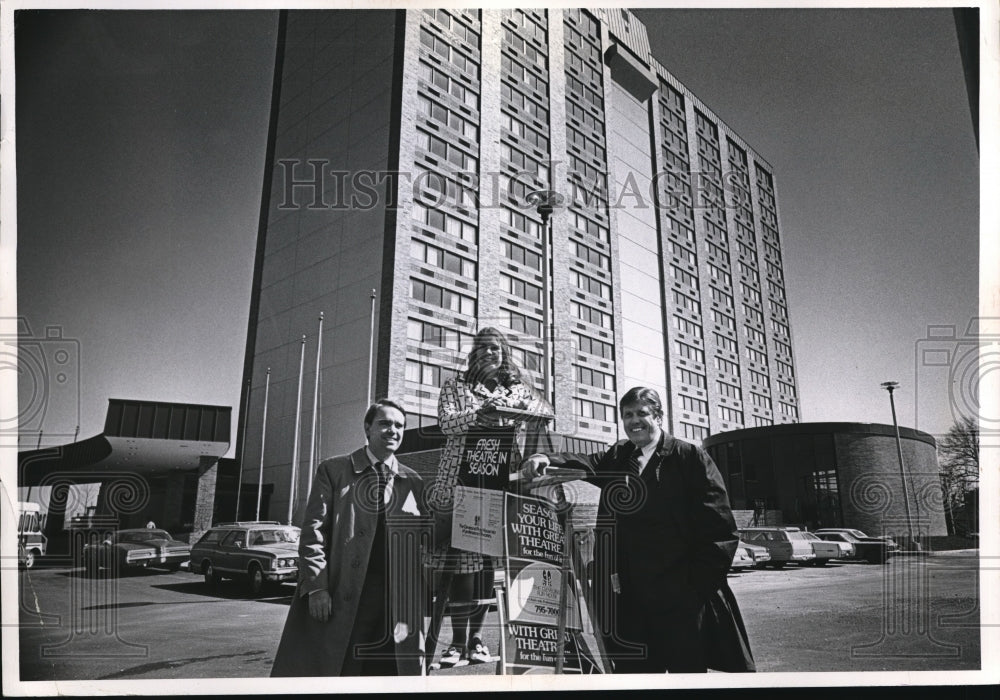 1974 Press Photo Mr. & Mrs. Terrell Pin and William Cody at Playhouse Strike