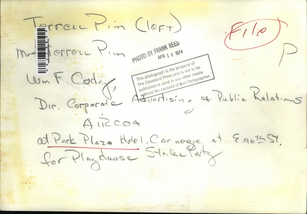 1974 Press Photo Mr. & Mrs. Terrell Pin and William Cody at Playhouse Strike