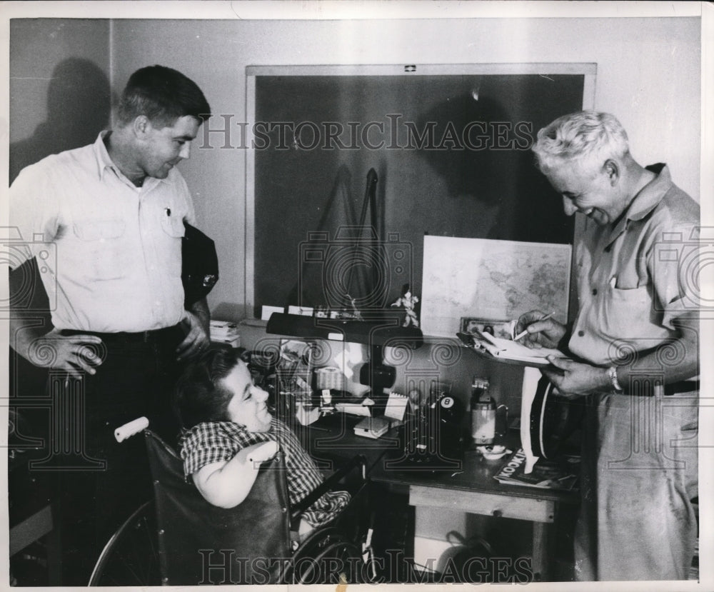 1959 Press Photo Two Firemen of Nashville Visit Home of Howard Hatcher