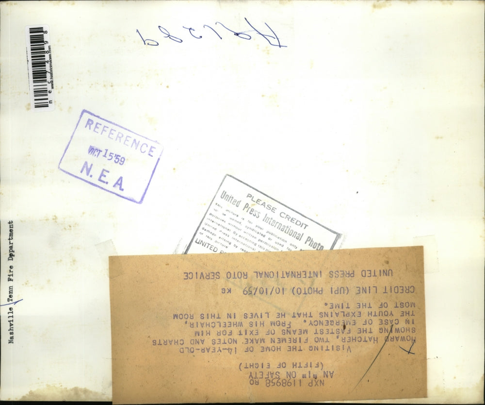 1959 Press Photo Two Firemen of Nashville Visit Home of Howard Hatcher