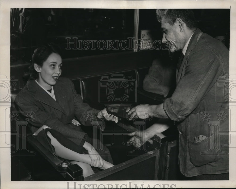1940 Press Photo Shoe repairman & a lady getting heels fixed
