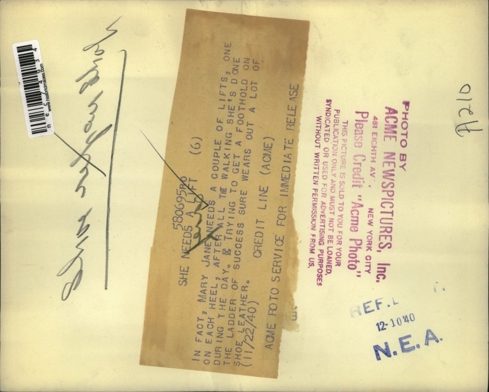 1940 Press Photo Shoe repairman & a lady getting heels fixed