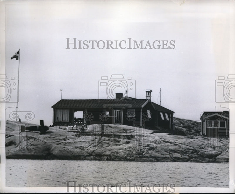 Load image into Gallery viewer, 1958 Press Photo House Hideaway of Miss Bergmann and Schmidt
