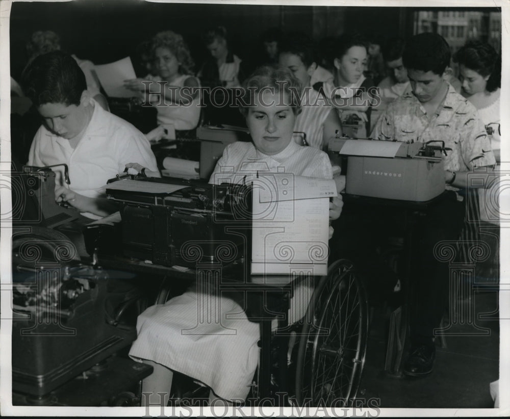 1957 Press Photo handicapped Ashna Solomon attends Bronx business school