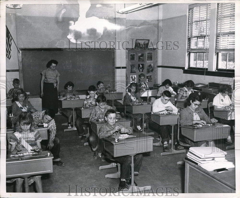 1953 Press Photo Eleanor Miller's students make popcorn sculptures in class