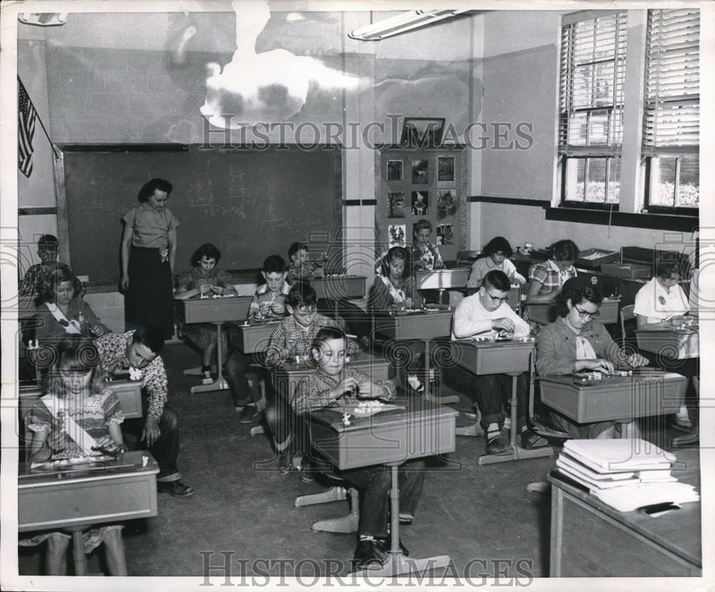 Load image into Gallery viewer, 1953 Press Photo Eleanor Miller's students make popcorn sculptures in class
