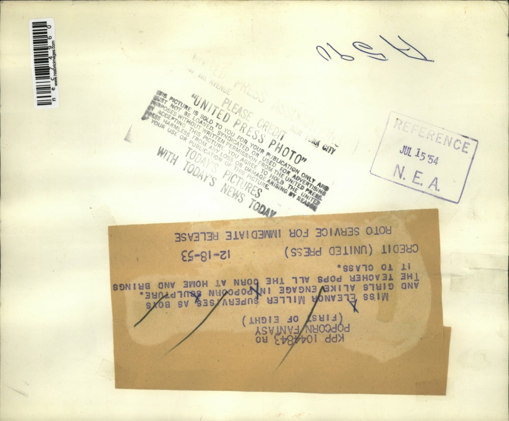 1953 Press Photo Eleanor Miller's students make popcorn sculptures in class