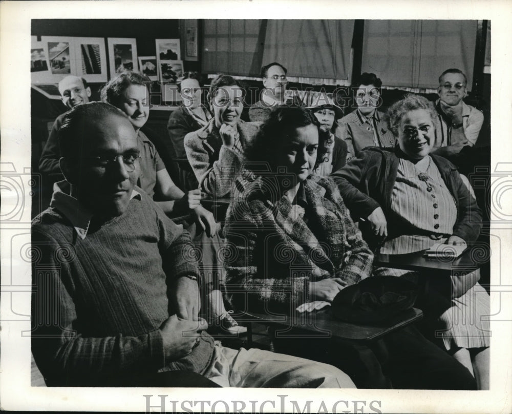 1941 Press Photo Adult classes at a school for Americans- Historic Images