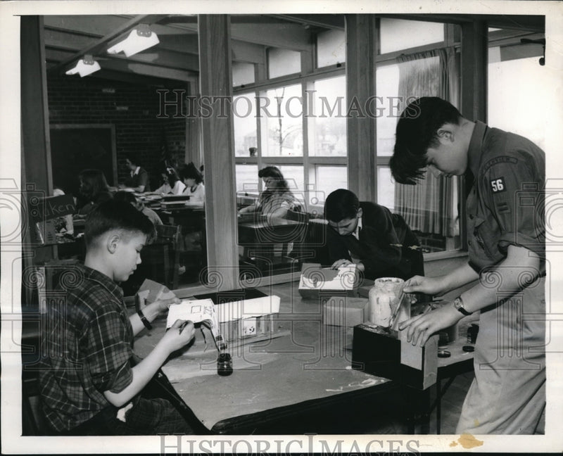 Load image into Gallery viewer, 1944 Press Photo Students in a divided scholl classroom study &amp; work projects
