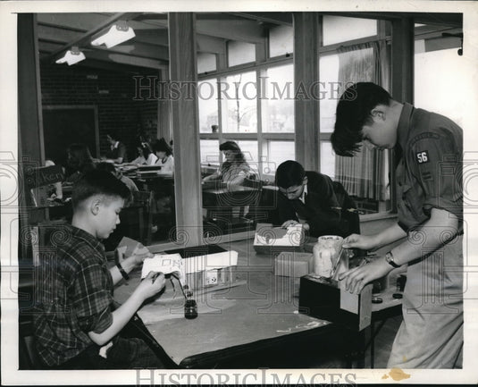 1944 Press Photo Students in a divided scholl classroom study & work projects
