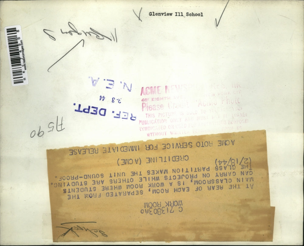 1944 Press Photo Students in a divided scholl classroom study & work projects