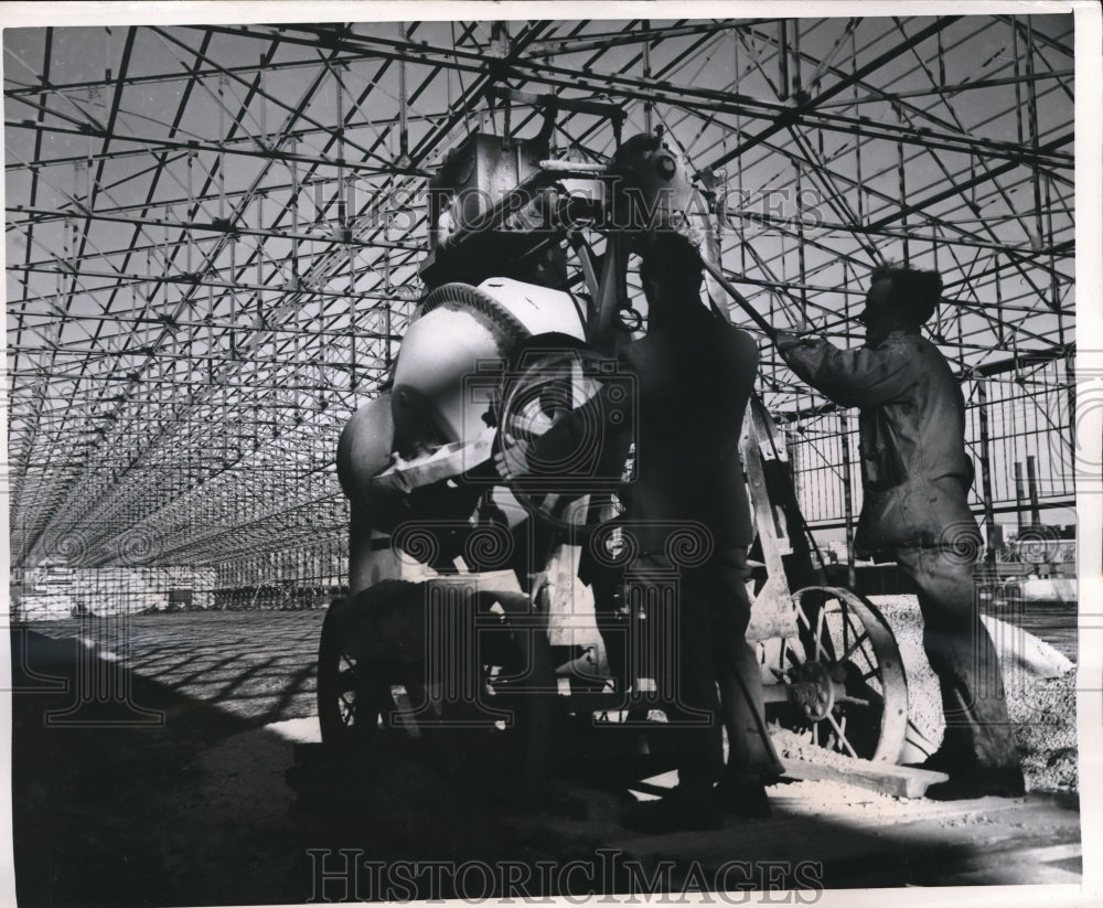 1949 Press Photo French wormen on site at Marseilles warehouses
