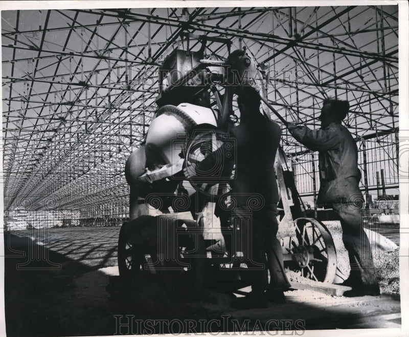 Load image into Gallery viewer, 1949 Press Photo French wormen on site at Marseilles warehouses
