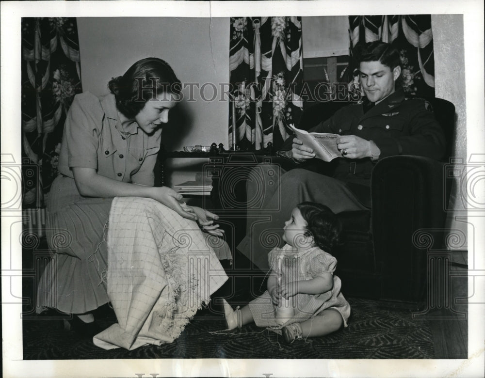 1941 Press Photo Captain & Mrs MD MaGuffin and daughter at home
