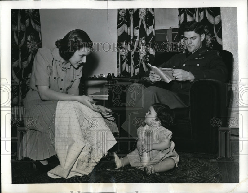 Load image into Gallery viewer, 1941 Press Photo Captain &amp; Mrs MD MaGuffin and daughter at home

