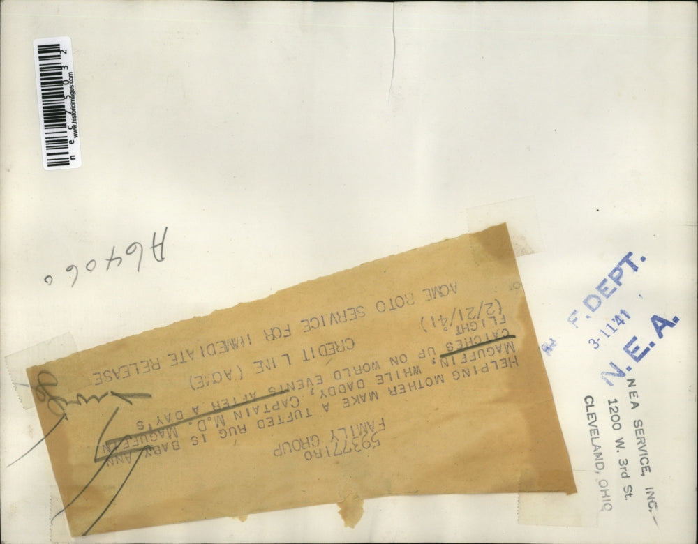 1941 Press Photo Captain & Mrs MD MaGuffin and daughter at home