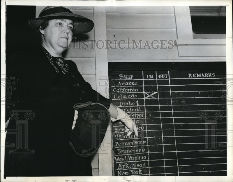 Load image into Gallery viewer, 1941 Press Photo Mrs HE Kimmel points to husbands name on ships board
