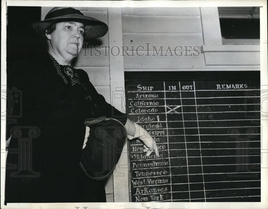 1941 Press Photo Mrs HE Kimmel points to husbands name on ships board