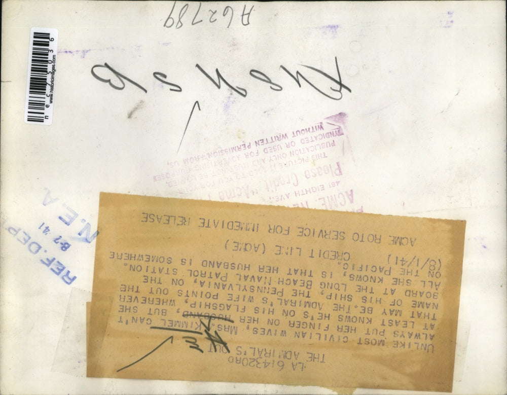 1941 Press Photo Mrs HE Kimmel points to husbands name on ships board