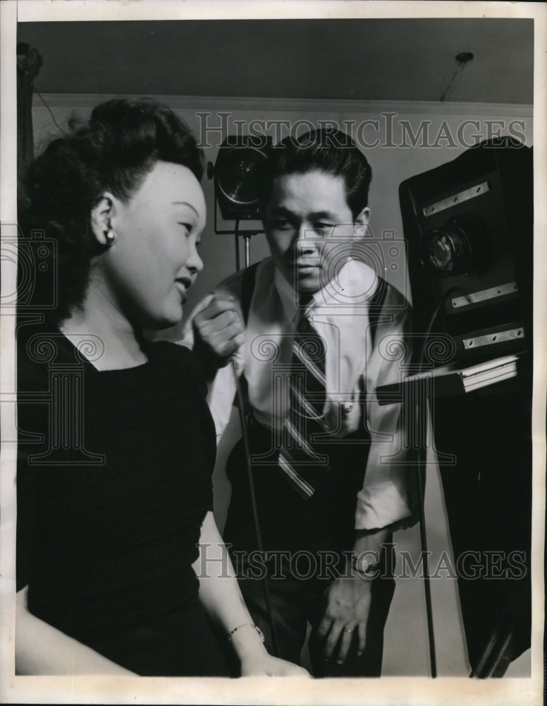 1946 Press Photo Bill Yamamoto as he photograph Nisei maid in his studio