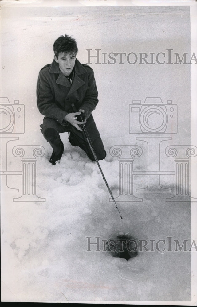 1968 Press Photo Leo Jacob ice fishing at Cleveland, Ohio