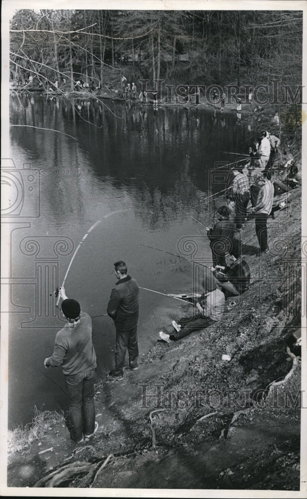 Load image into Gallery viewer, 1973 Press Photo Men fishing at a lake shore in Cleveland, Ohio
