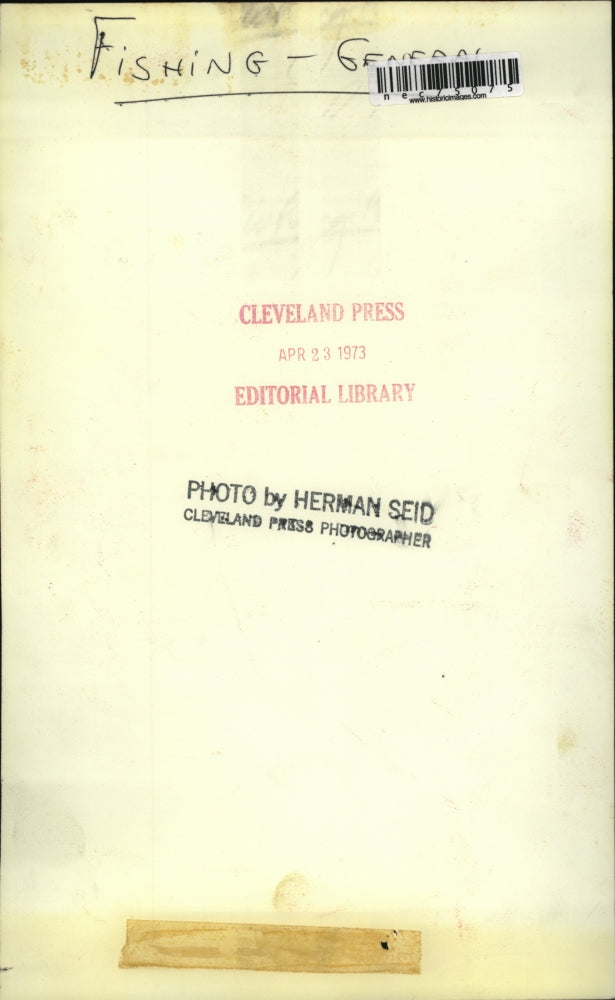 1973 Press Photo Men fishing at a lake shore in Cleveland, Ohio