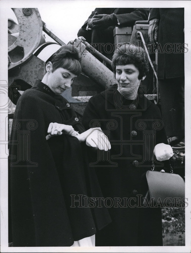 Load image into Gallery viewer, 1968 Press Photo Nurse Lynn Komorowsski &amp; 1st baby &amp; Mrs J Taylor at Bedford Hos
