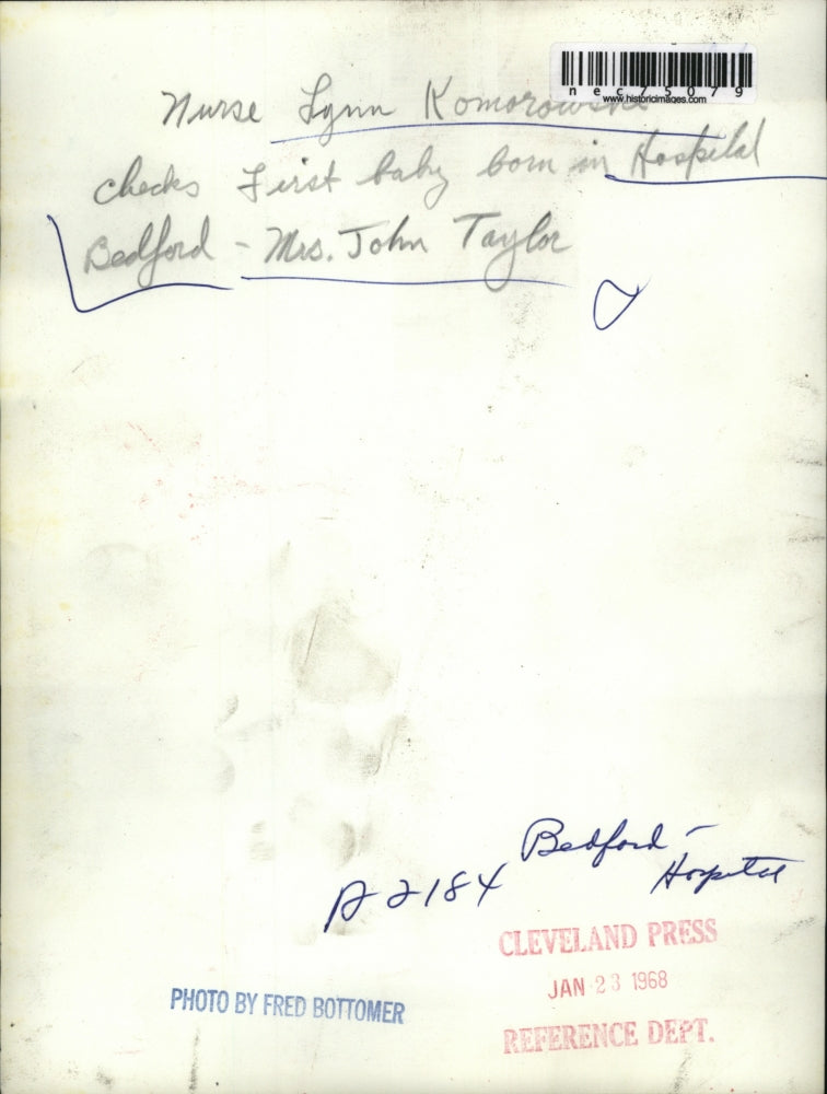 1968 Press Photo Nurse Lynn Komorowsski & 1st baby & Mrs J Taylor at Bedford Hos