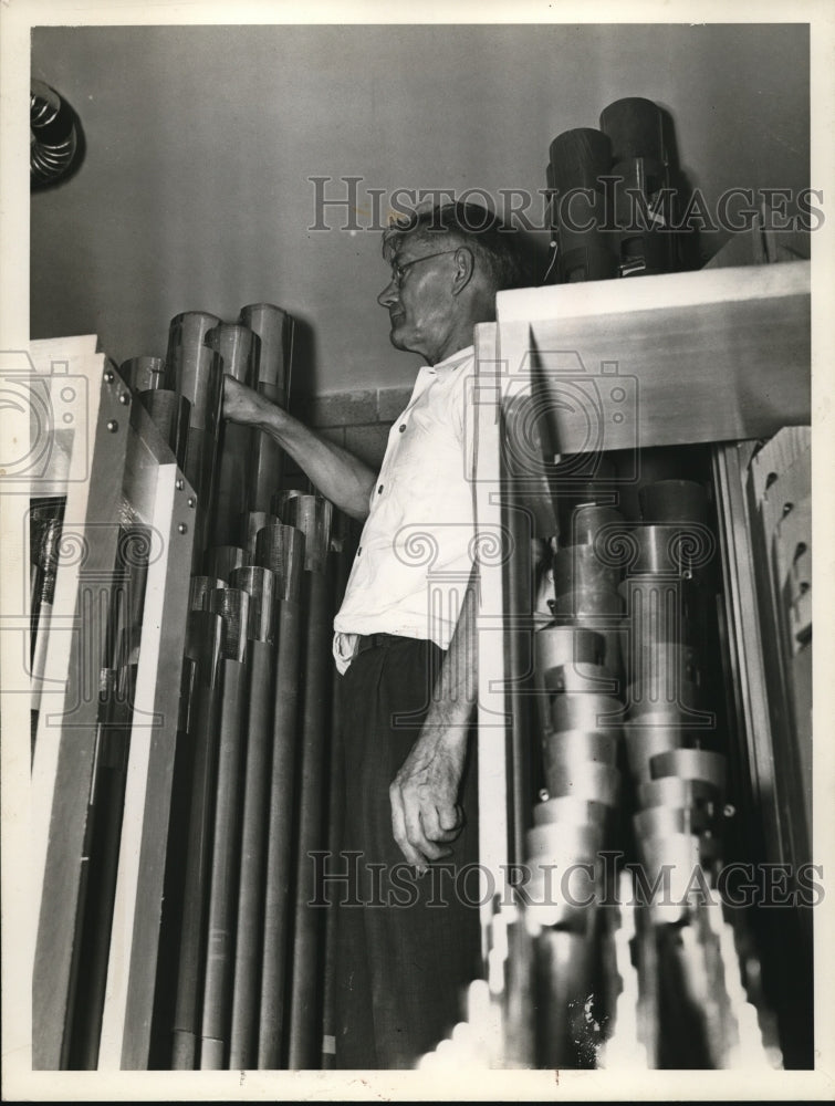 1940 Press Photo JC Kohl at St Lawrence church in Cleveland Ohio