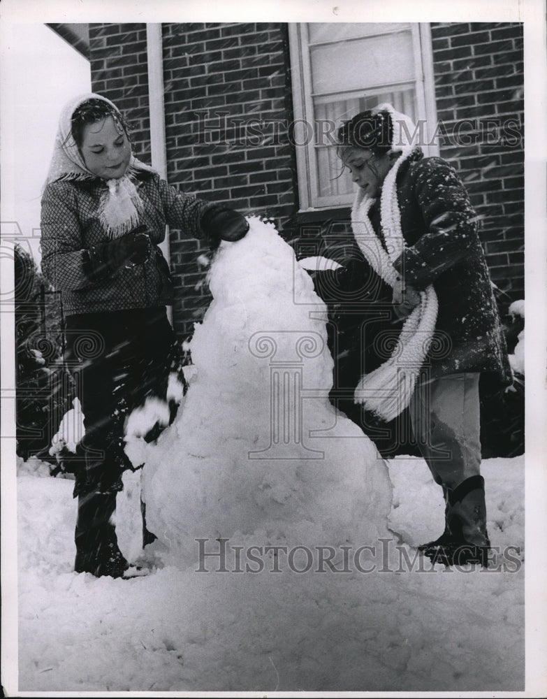 Load image into Gallery viewer, 1957 Press Photo Martha Shultz &amp; Elizabeth Yedid build a snowman
