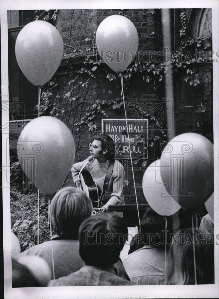 1969 Press Photo Howard Sacks singing to audience at Haydn Hall