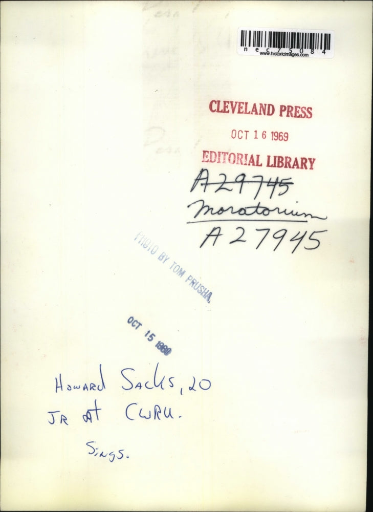 1969 Press Photo Howard Sacks singing to audience at Haydn Hall