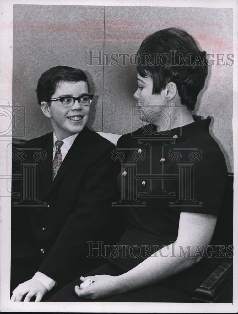 1968 Press Photo boy and his mother