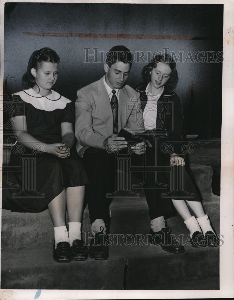 Load image into Gallery viewer, 1952 Press Photo Barb Garrett, Michael Parkes, Sue Alderson at church in Ohio

