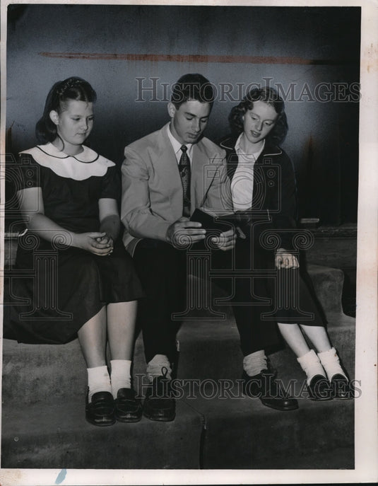 1952 Press Photo Barb Garrett, Michael Parkes, Sue Alderson at church in Ohio