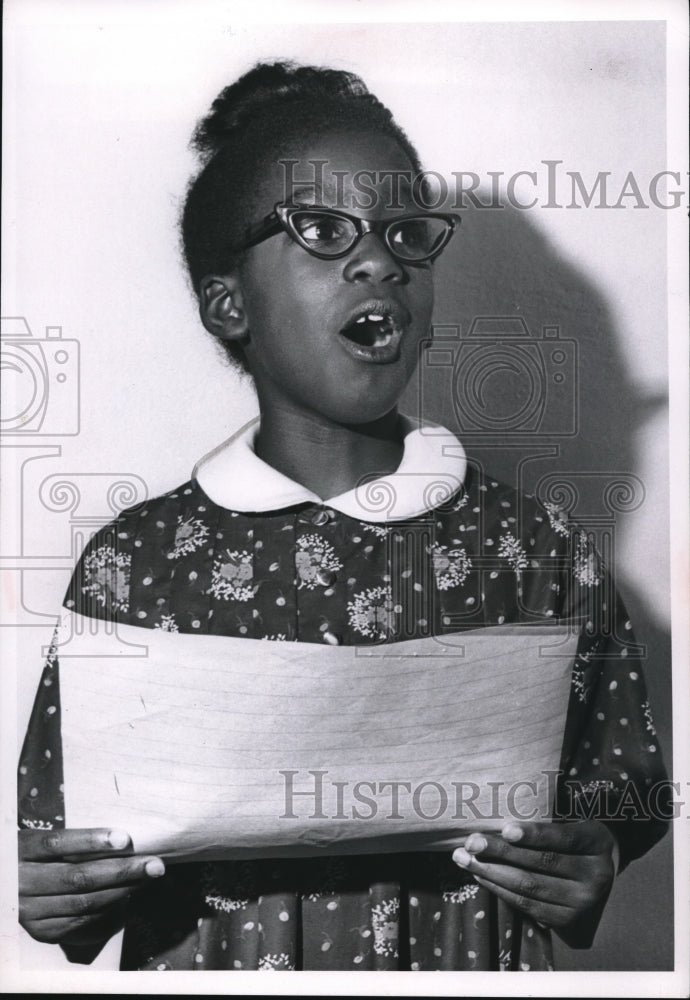 1967 Press Photo Gayle Drake age 9 at Beehive school in Cleveland