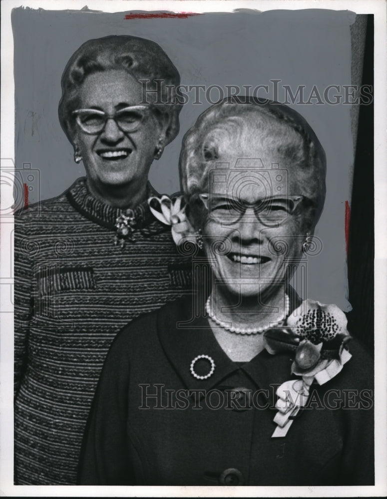 Load image into Gallery viewer, 1971 Press Photo Mrs WA Southall &amp; Mrs Frank Douris of Cleveland, Ohio
