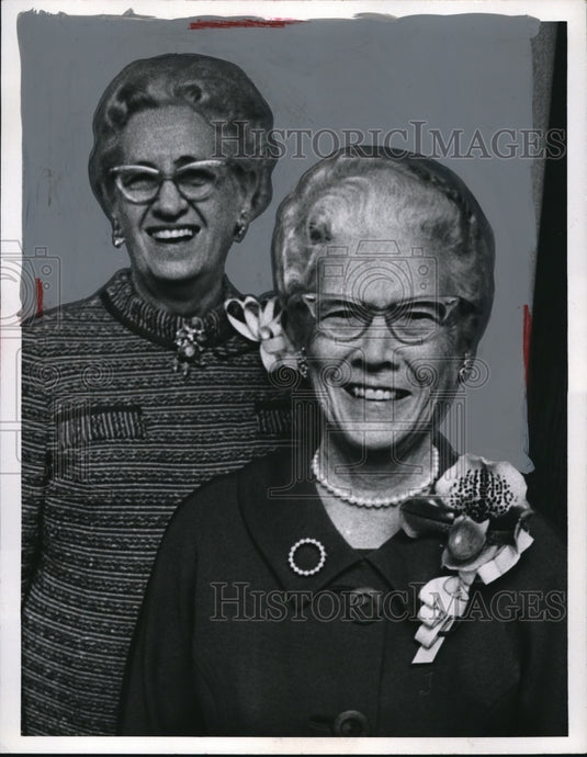1971 Press Photo Mrs WA Southall & Mrs Frank Douris of Cleveland, Ohio