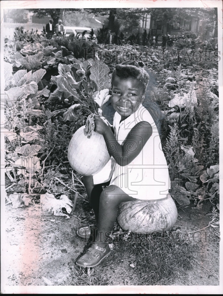 1965 Press Photo Audrey Mosby at East 35th St garden in Cleveland, Ohio