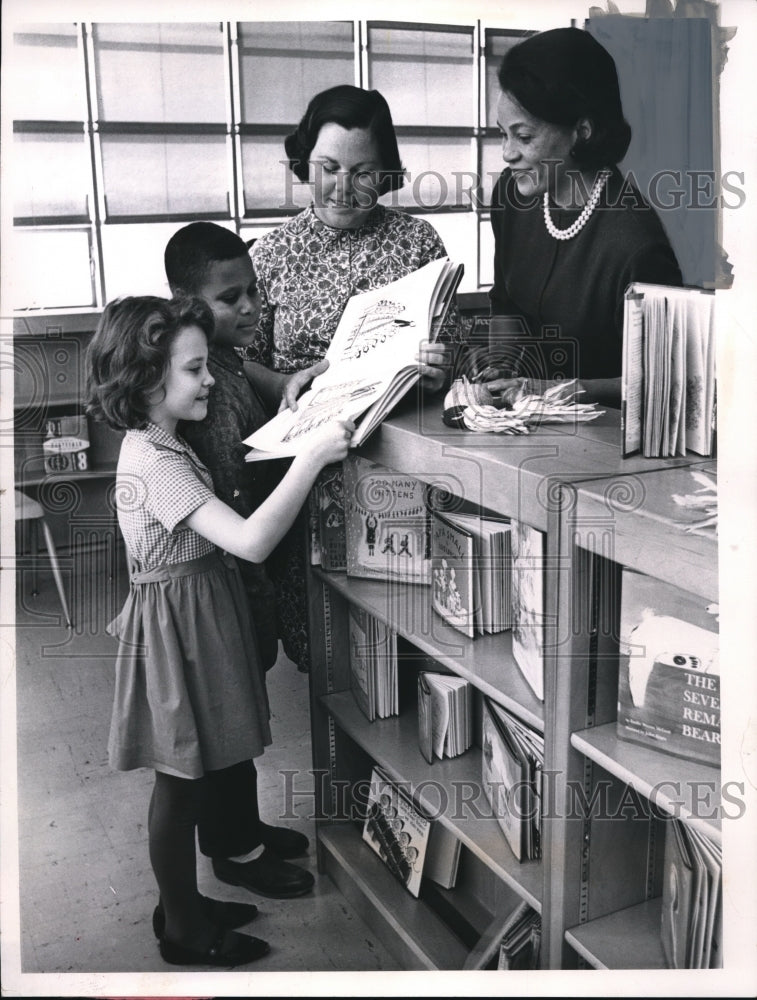 1964 Press Photo Jr League Library at CT Brewer School, Meckfessel