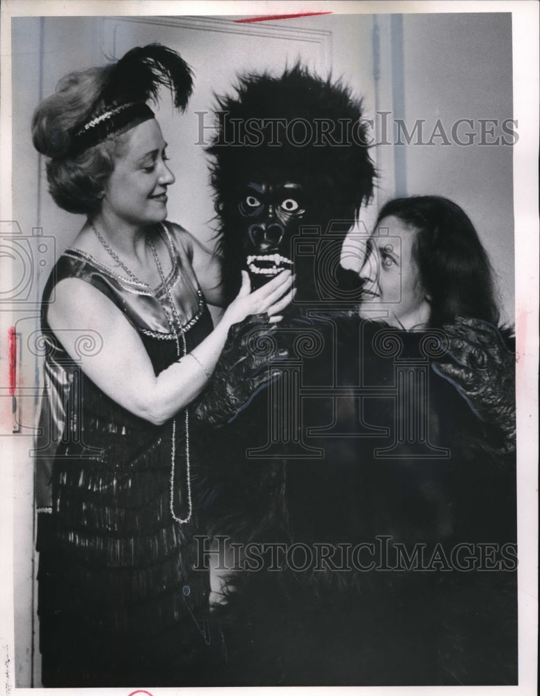1964 Press Photo Two ladies at Press Club Masque ball in Cleveland