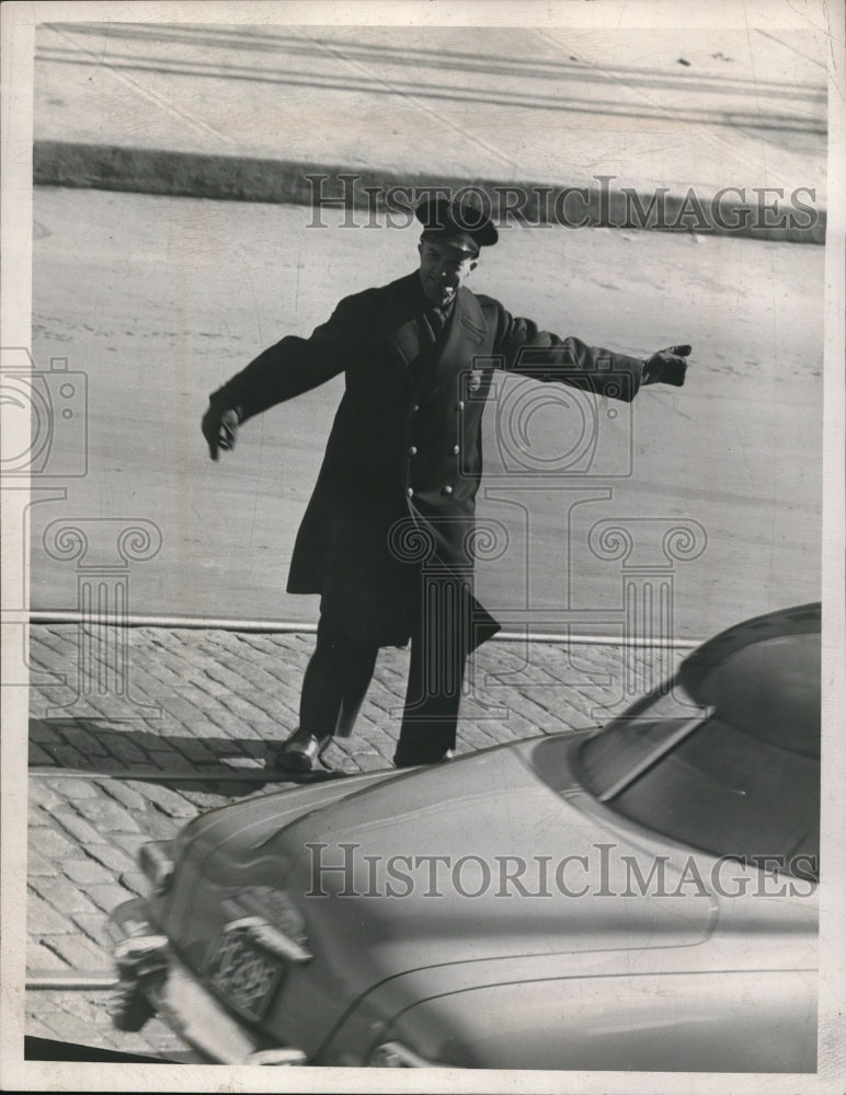 Load image into Gallery viewer, 1946 Press Photo Police patrolman Harold Smith directing traffic
