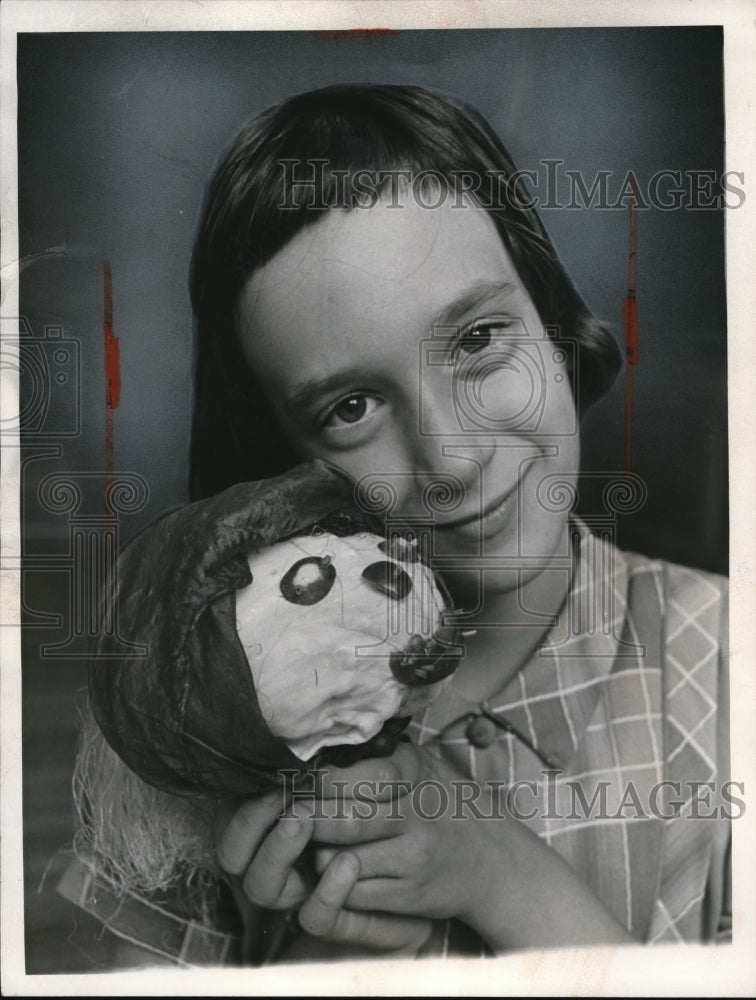 1961 Press Photo Beverly Gaewsky in 4th grade in Cleveland, Ohio